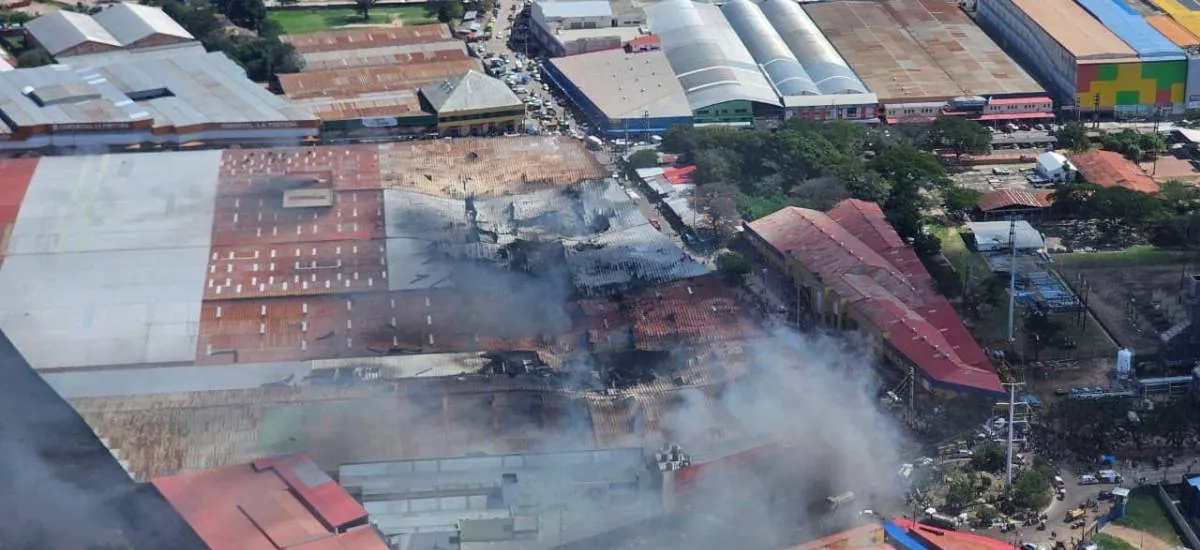 El colapso del techo en algunos sectores complica el trabajo para sofocar el fuego en Barrio Lindo