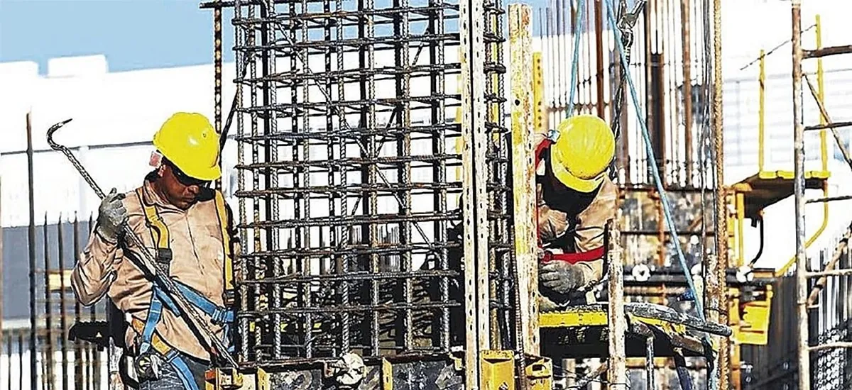 Volatilidad del dólar vuelve a presionar a la construcción y complica contratos públicos