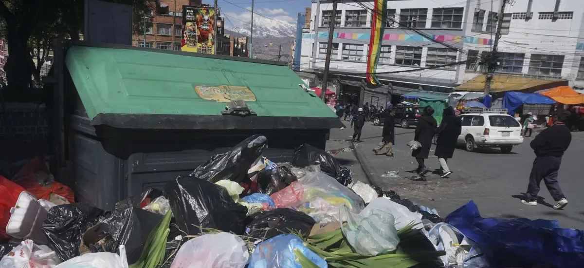 Alcaldía de La Paz y trabajadores de aseo urbano firman acuerdo para el recojo de basura