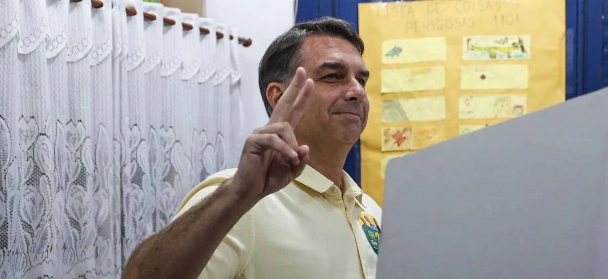 Flávio Bolsonaro vota en las presidenciales y dice que “Brasil necesita cambio”