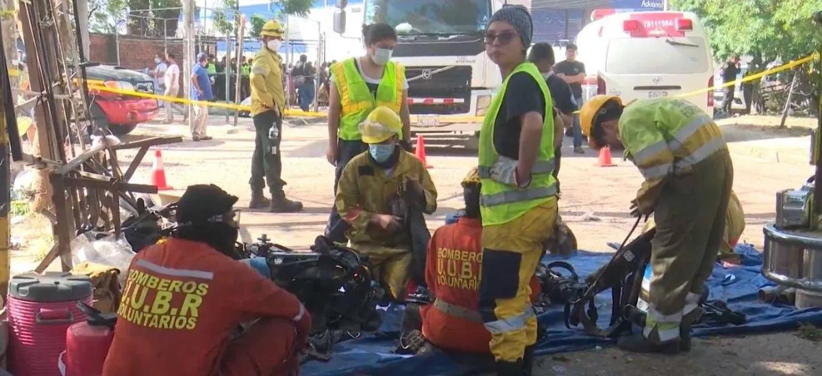 El otro lado del siniestro: La solidaridad de los cruceños que llevan agua y alimentos a los bomberos que luchan en Barrio Lindo