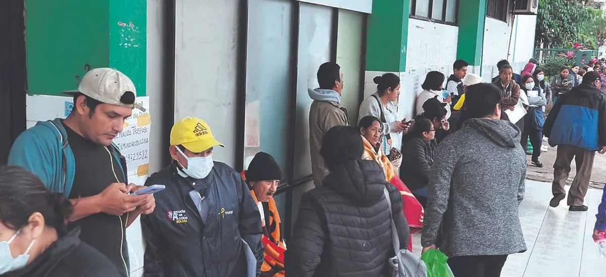 El paro vuelve a dejar sin atención a pacientes que madrugan por una consulta