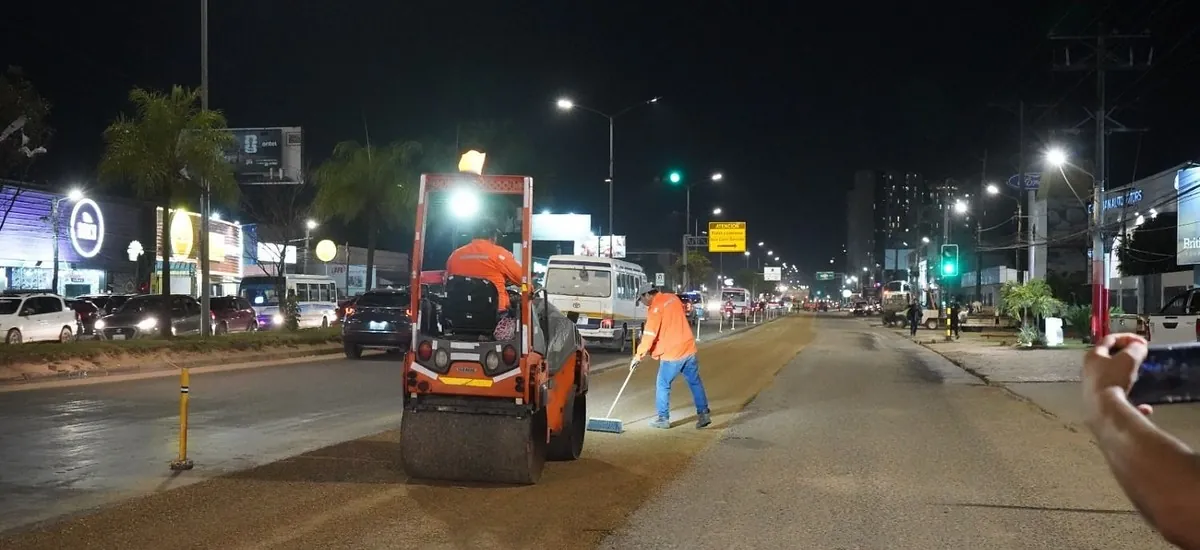 Alcaldía cruceña trabaja en el mantenimiento de vías en la zona norte
