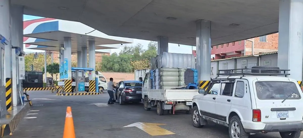 Vuelven las filas por gasolina en el eje troncal de Bolivia y provocan embotellamientos en varias zonas
