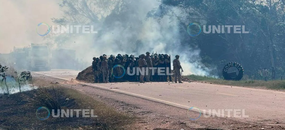 Policía gasifica a bloqueadores en el Puente San Pablo, ruta Santa Cruz - Beni