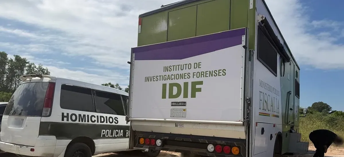 Abandonan a una mujer sin vida envuelta en una frazada y un yute cerca del aeropuerto de El Alto