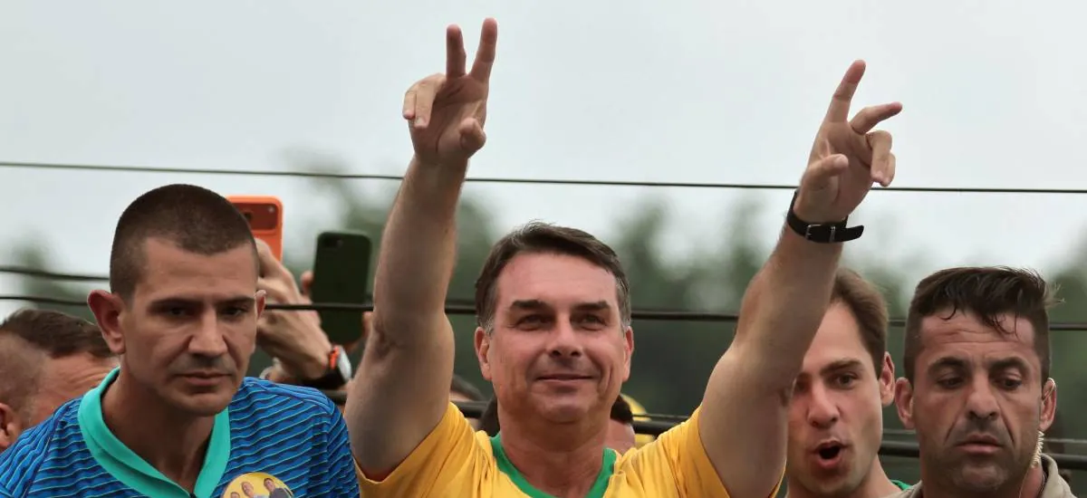 Flávio Bolsonaro arranca por delante de Lula con los primeros datos del escrutinio