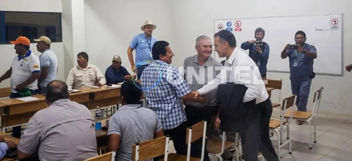 Ministro de Defensa llega a Cuatro Cañadas y se reúne con sectores movilizados por el diésel
