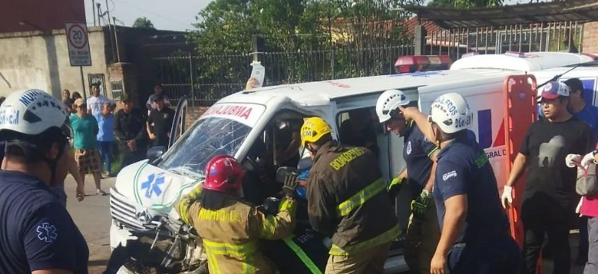 Conductor de ambulancia queda atrapado entre los fierros tras colisionar con un micro