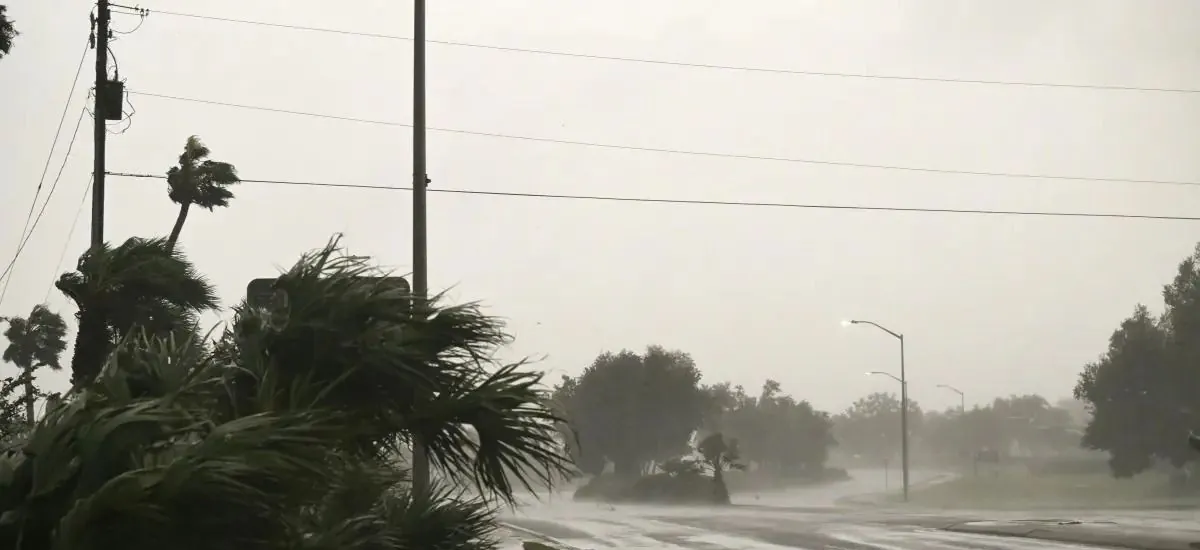 El huracán Isaías, de categoría 2, toca tierra en Florida