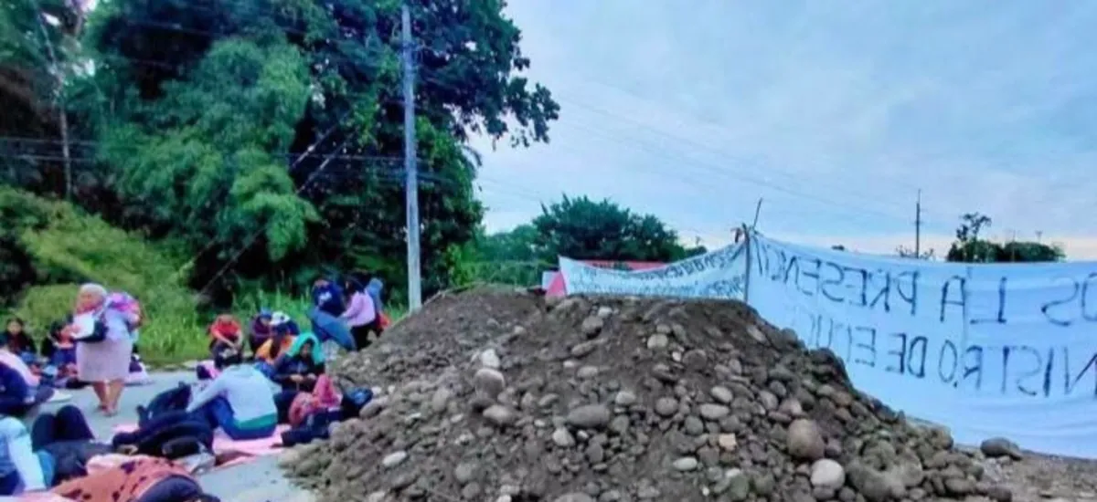 Pese al estado de excepción, estudiantes mantienen bloqueo en la carretera Cochabamba-Santa Cruz