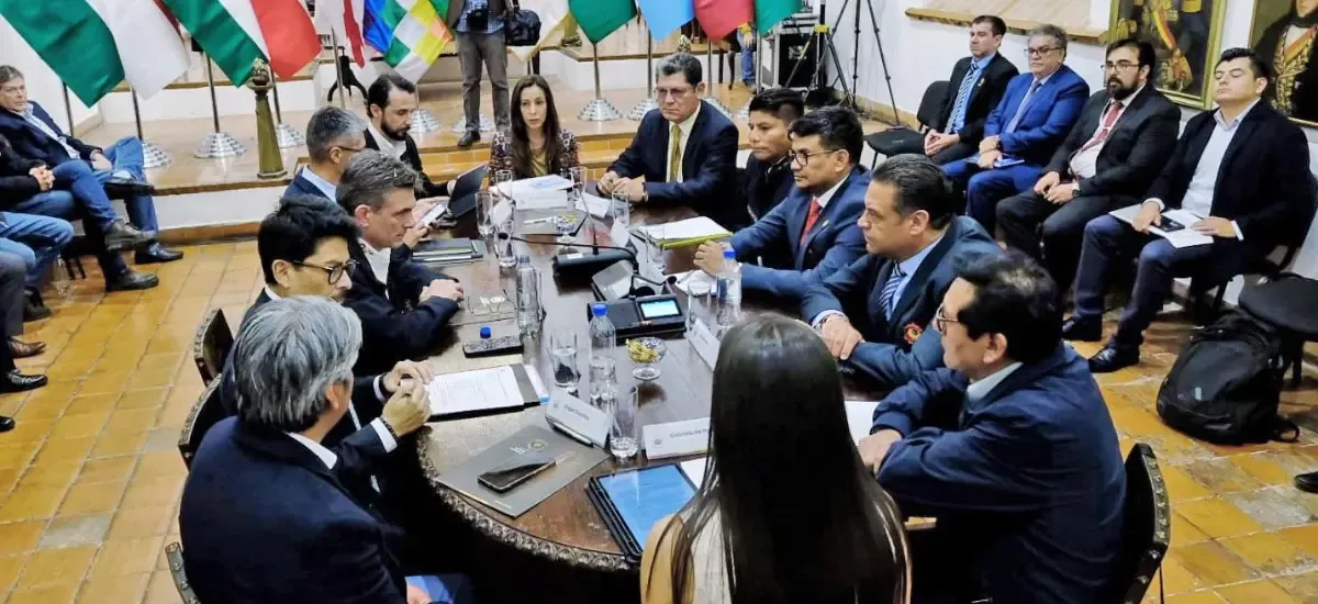 “El Estado se construye desde las regiones”: Rodrigo Paz y gobernadores instalan reunión por el 50-50