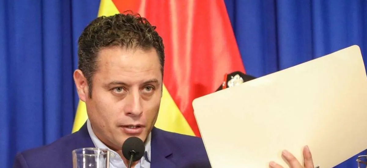 Lara anuncia denuncia penal contra el ministro Espinoza por la compra de un vehículo con supuestas irregularidades
