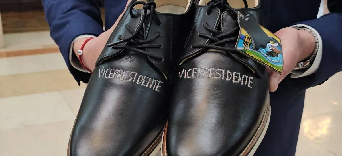 La historia detrás de los zapatos de Lara que llevan la inscripción ‘Vicepresidente’