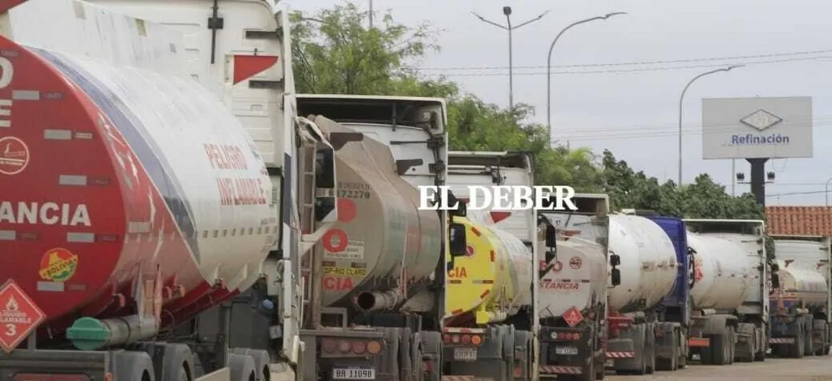 Cisternas esperan descargar en Palmasola mientras falta gasolina en Santa Cruz