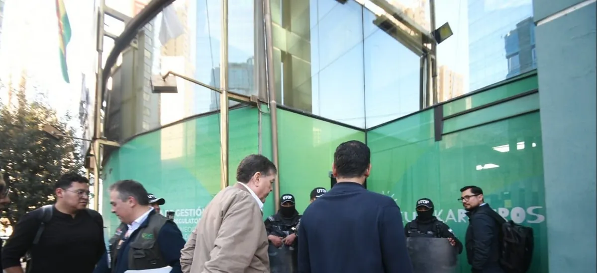 Blanco y Justiniano llegan a la ANH para iniciar la intervención estatal de la entidad