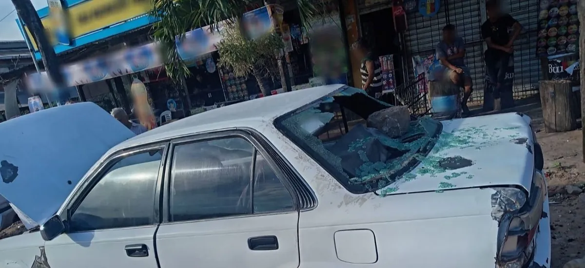 Vecinos hallan a vehículo apedreado y un hombre sin vida en la zona del Parque Industrial