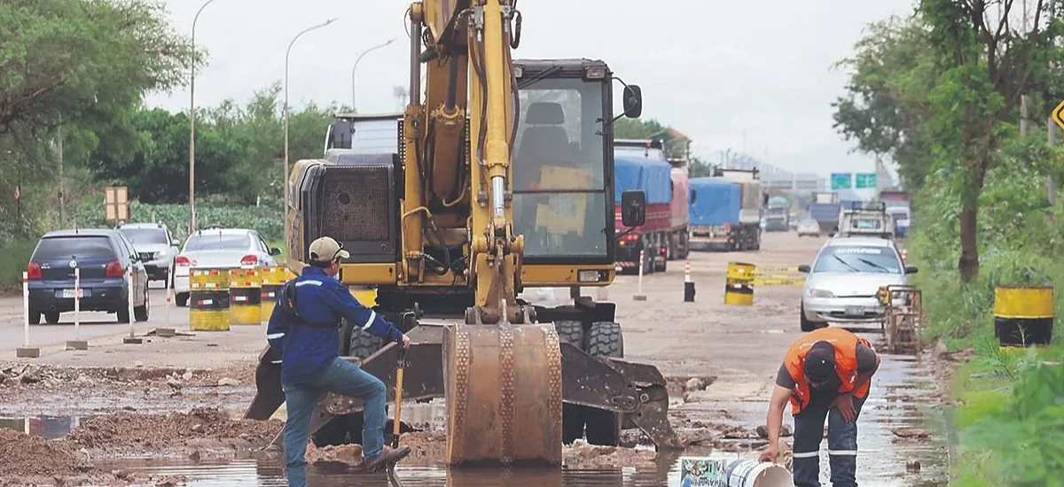 Reconstruyen tramos de la G-77 que está llena de baches