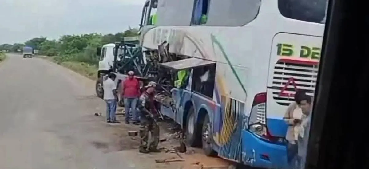 Tragedia en la carretera Bioceánica: choque frontal entre bus y camión deja siete muertos y 17 heridos