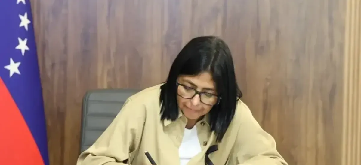 Venezuela: Delcy Rodríguez firma nuevo reglamento de la ley de Hidrocarburos