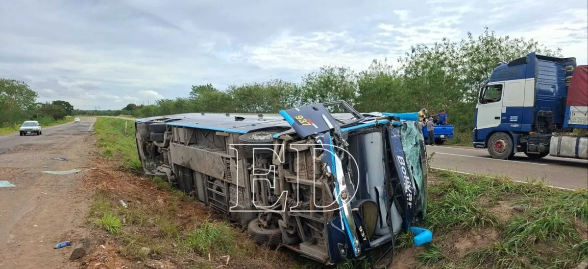 Vuelco de flota en la ruta Santa Cruz–Cochabamba deja cinco heridos