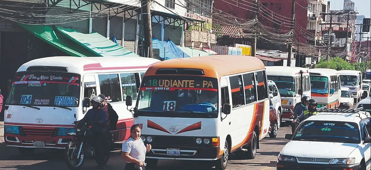 La gente padece con micros viejos e inseguros a la espera del ordenamiento del transporte