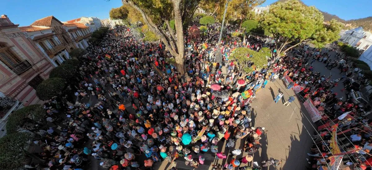 Marchan en Sucre contra el pasaje transitorio y exigen abrogación del decreto del diésel
