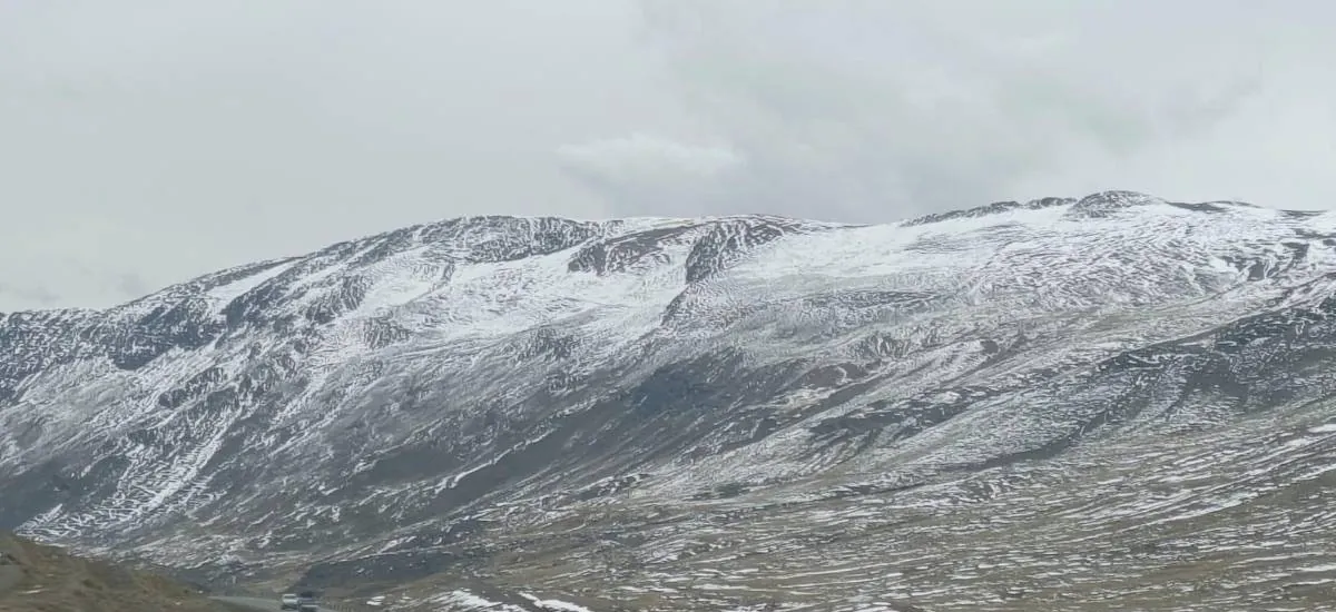 Restablecen viajes hacia los Yungas tras intensa nevada en la Cumbre de La Paz