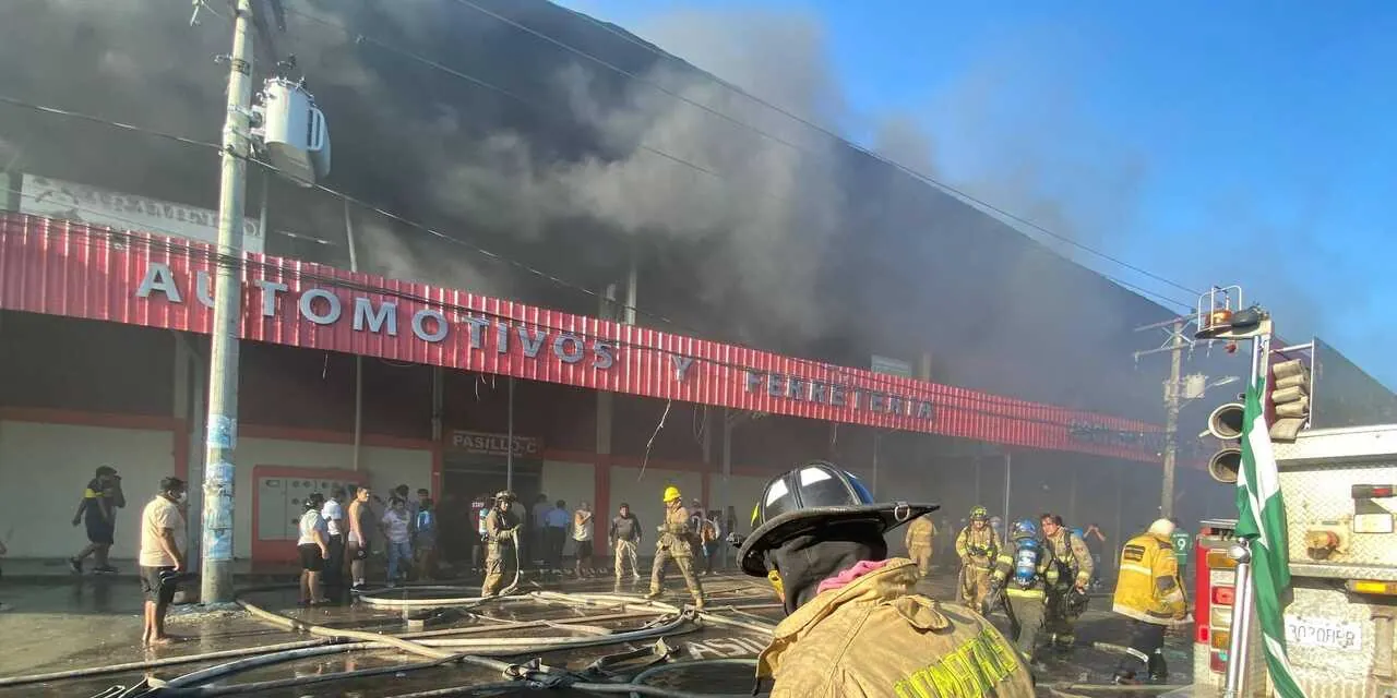 Incendio en Barrio Lindo: Defensa despliega helicópteros y militares para labores de emergencia