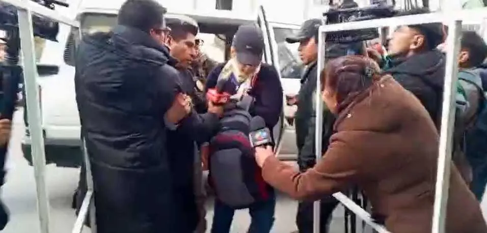 Trasladan a exdirectora jurídica de YPFB a La Paz y la Fiscalía pedirá prisión preventiva por caso "gasolina basura"