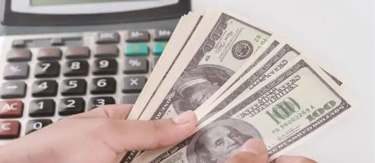 El dólar supera la barrera de los Bs 12 en el cierre de julio en Bolivia