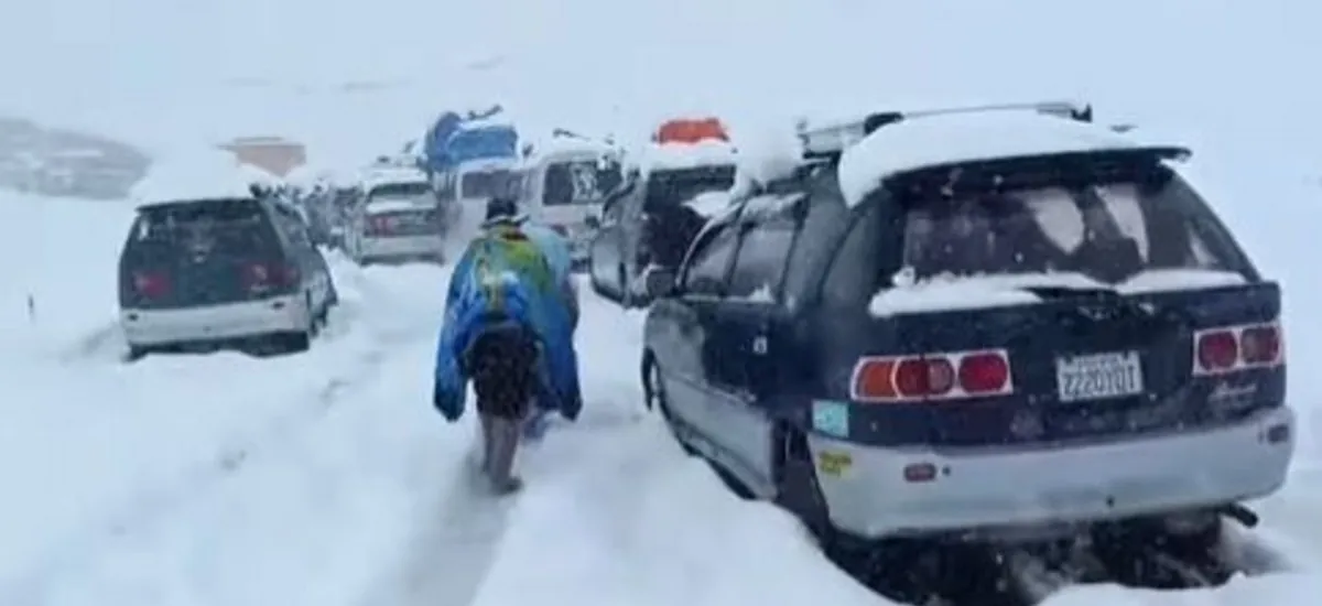Nevadas obligan a cerrar tramos y restringir el tránsito en La Paz y Oruro