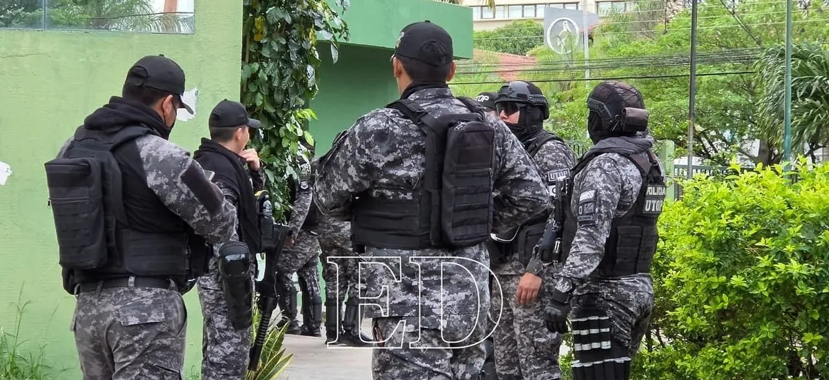 La Policía moviliza a efectivos de la unidad táctica para intervenir los bloqueos de rutas en Santa Cruz