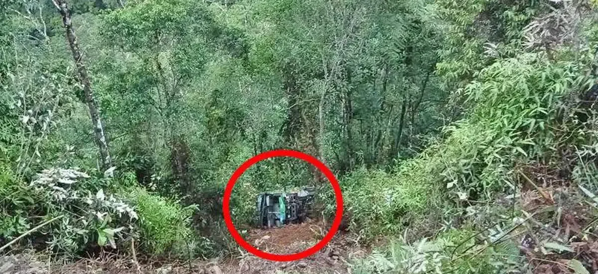 Un bus vuelca y se embarranca en la carretera La Paz – Apolo y deja varios pasajeros heridos