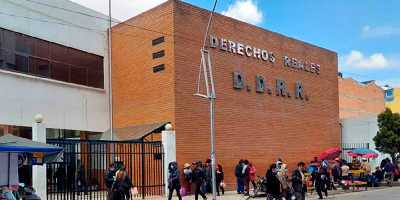 DDRR-El Alto: investigan 4.070 registros y unas 775 matrículas vinculadas a exfuncionaria