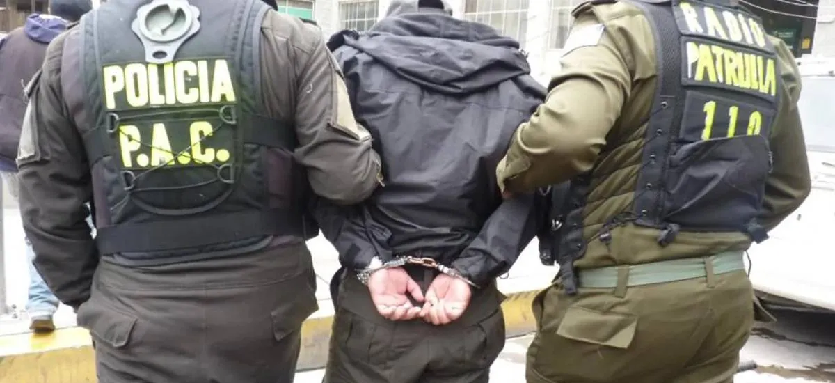 Dos falsos policías con 25 antecedentes penales reciben detención domiciliaria en El Alto