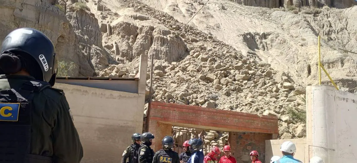 Alcaldía de La Paz desplaza maquinaria pesada en la zona del deslizamiento que se produjo por una “retracción del suelo”