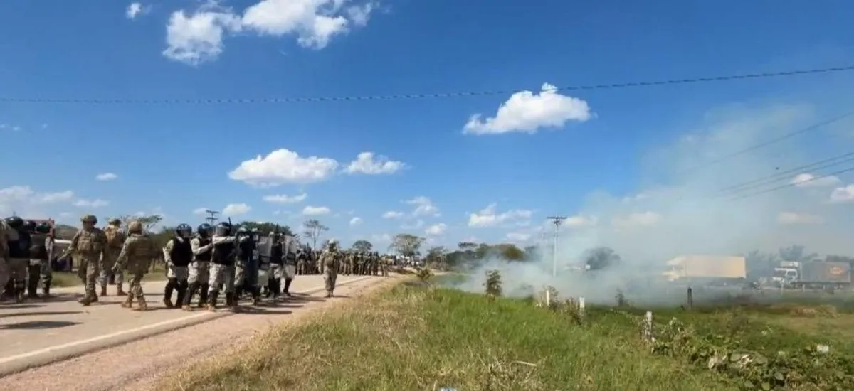 Policía interviene el bloqueo en San Pablo y avanza para despejar la ruta al Beni