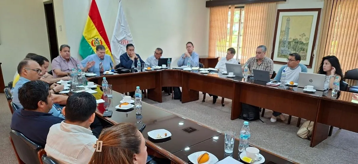 Gobierno y cisterneros acuerdan garantizar el transporte de combustibles