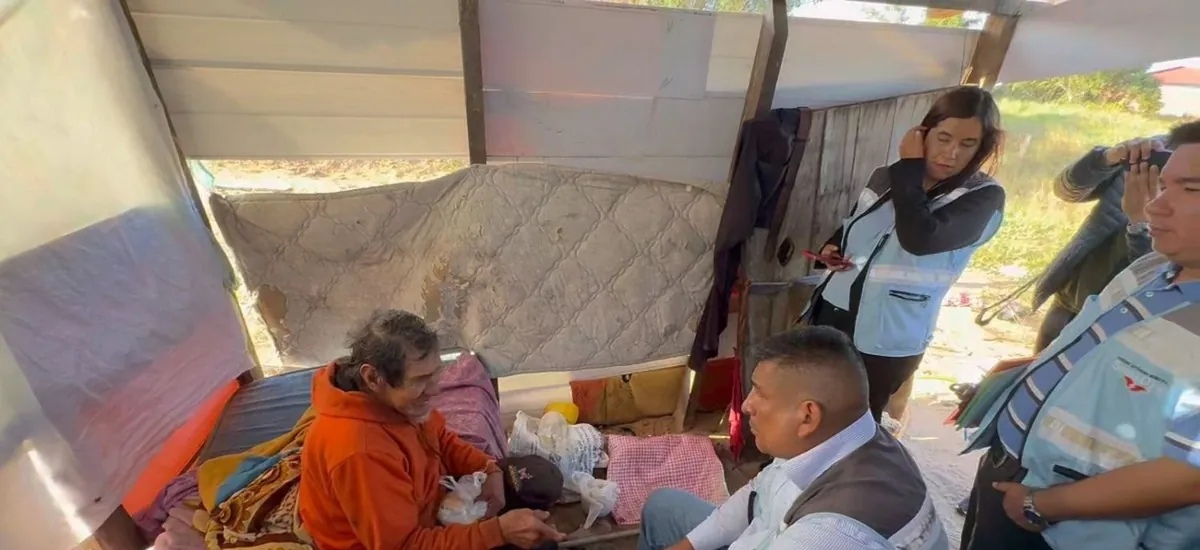 Rescatan a don José, un adulto mayor que vivía en una 'casita' improvisada en un terreno baldío