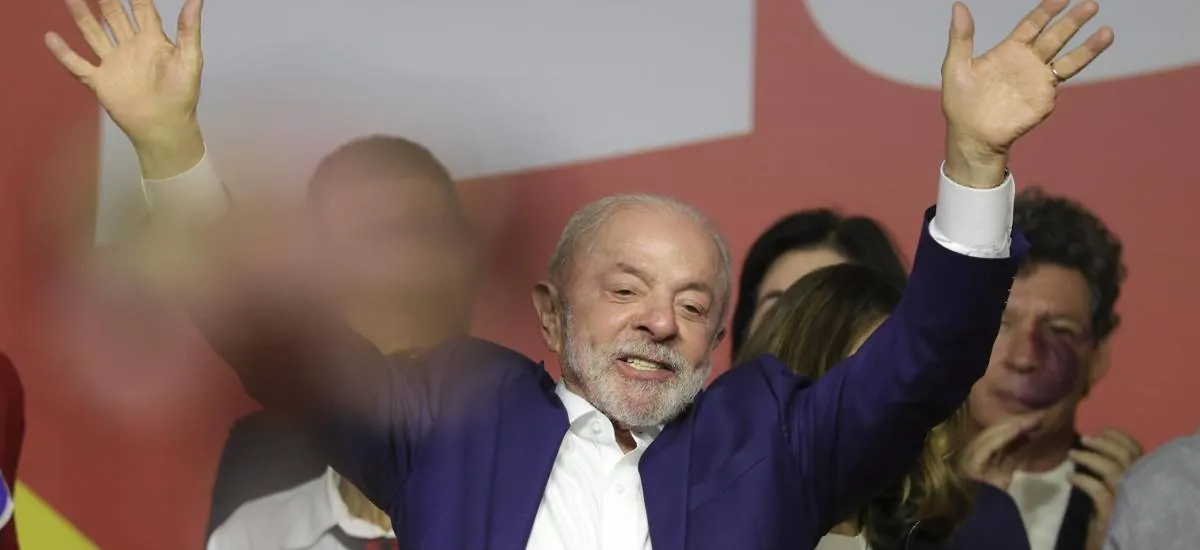 Lula reconoce que el resultado en primera vuelta es “inesperado” y critica a Bolsonaro