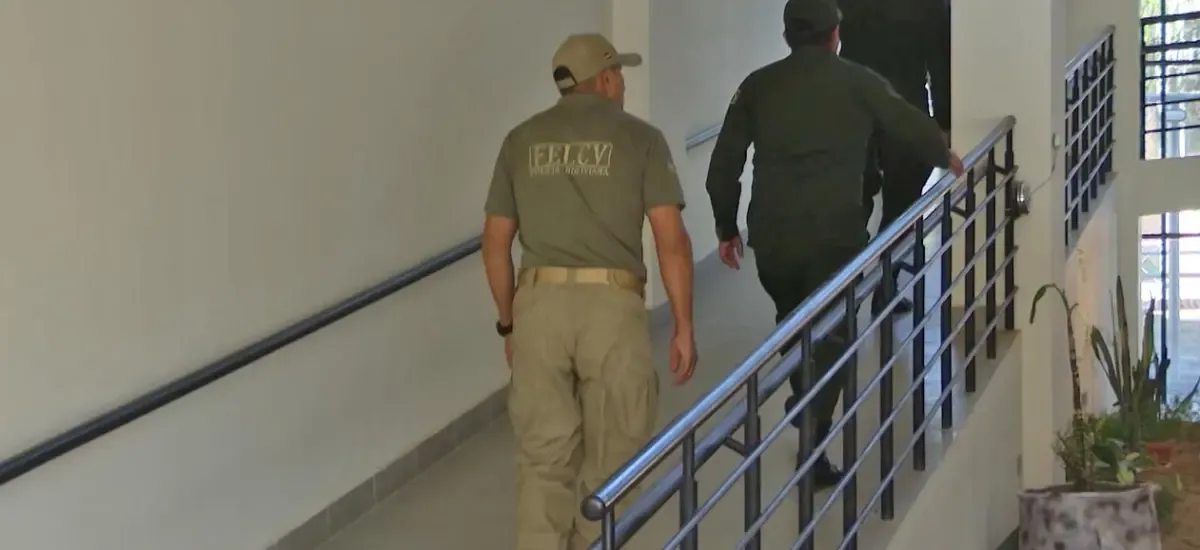 Envían a la cárcel a policía acusado de amenazar y agredir múltiples veces a su esposa