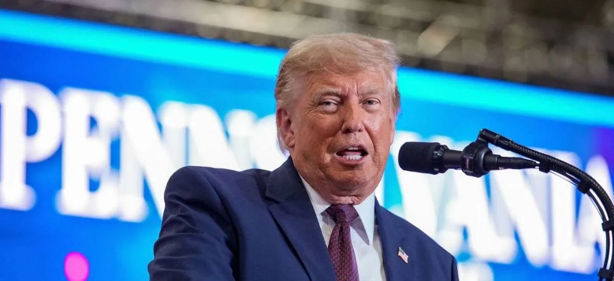 Trump dice que Irán debe elegir entre un “acuerdo” o la “rendición total”