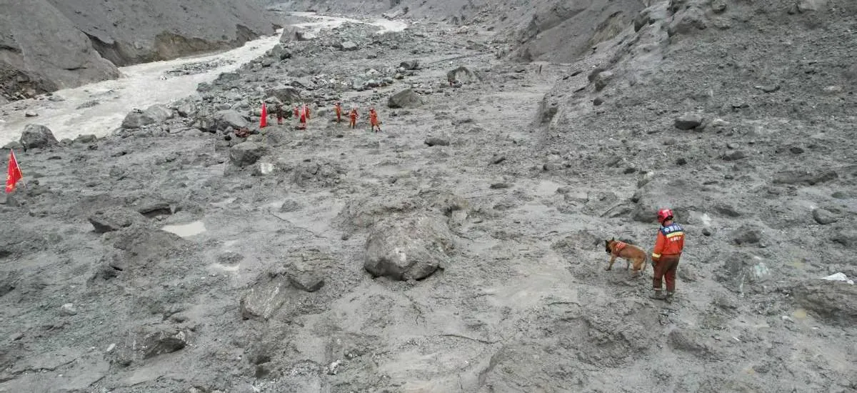 Nepal y China luchan por localizar a casi 3.000 desaparecidos tras el mortífero alud