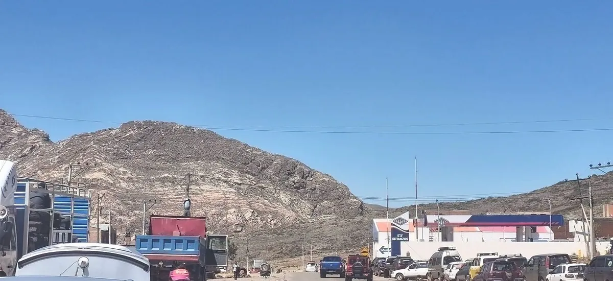 Transportistas de Potosí levantan bloqueo para recibir gasolina