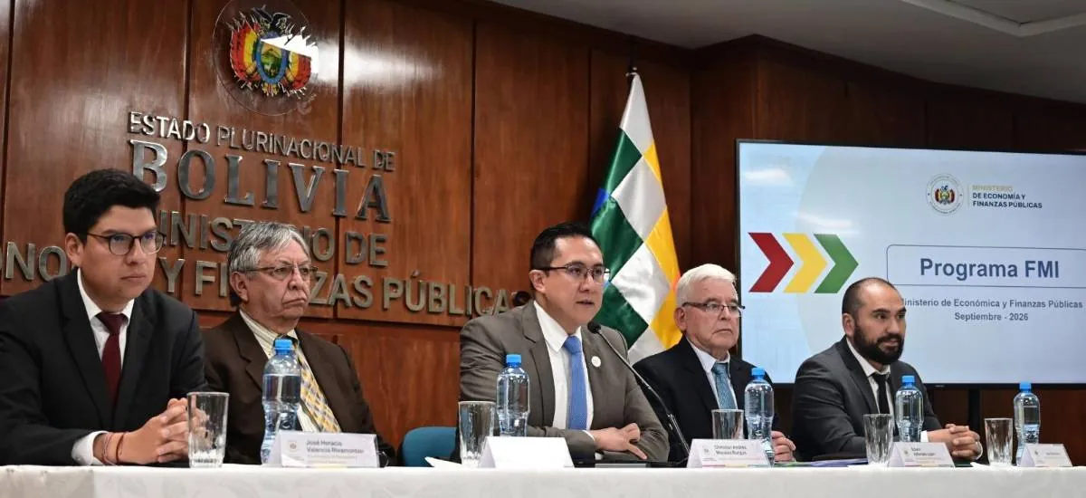 Habrá nuevos recortes y nuevos bonos tras el acuerdo con el FMI, señala ministro de Economía