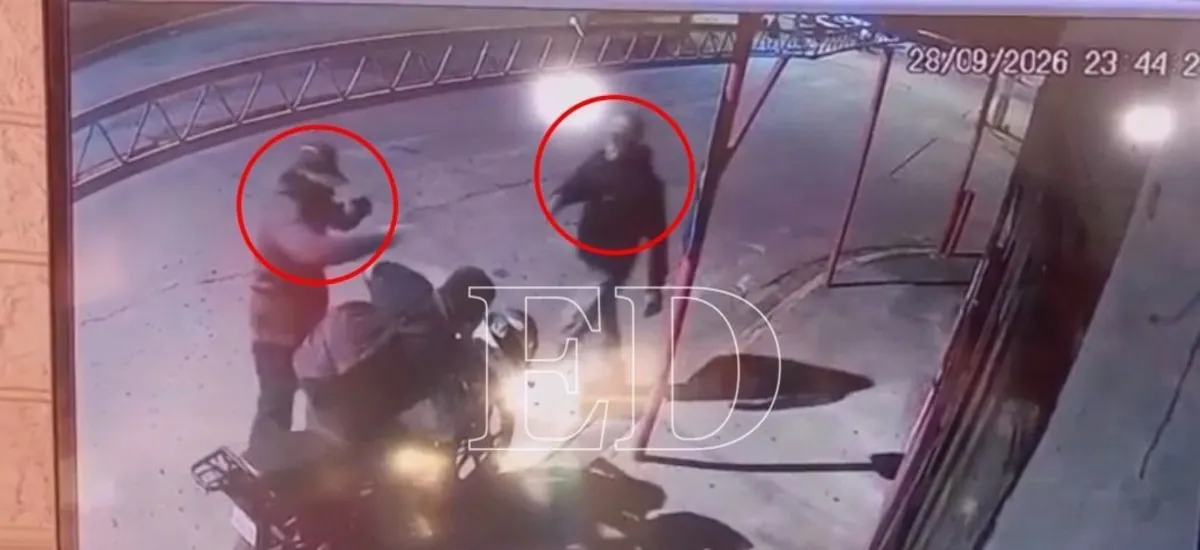 Delincuentes amenazan con cuchillo y arma de fuego a un joven y le roban su motocicleta