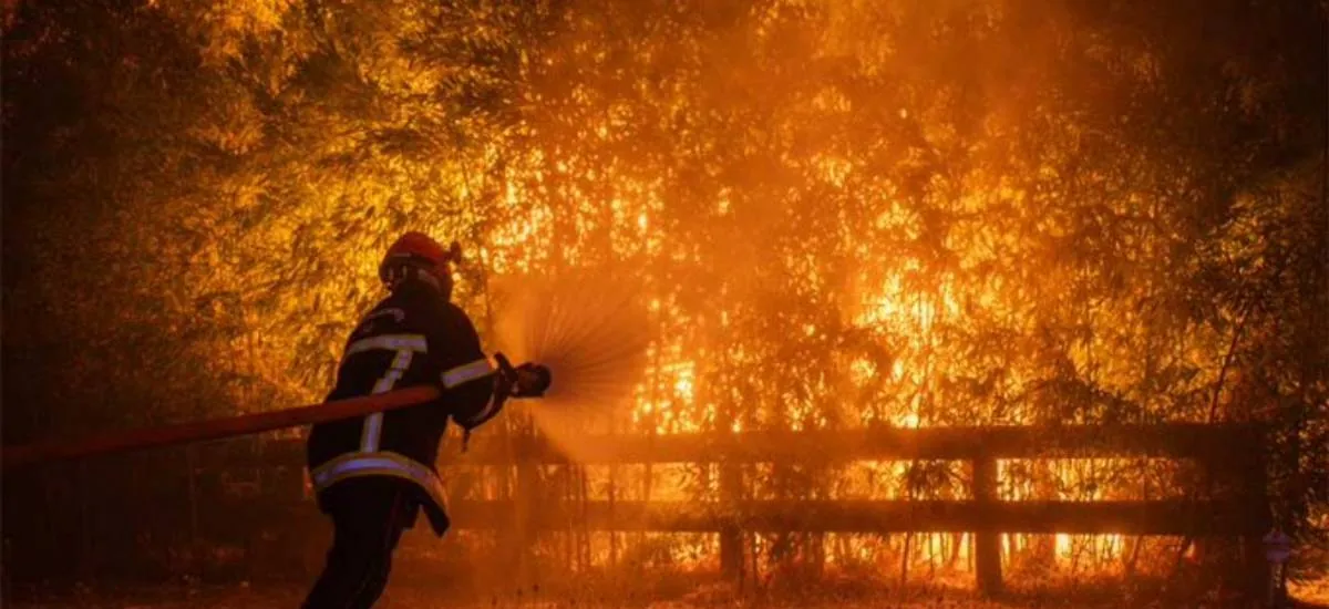 Francia: El incendio de Gironda permanece “impredecible” y con 220.000 personas evacuadas