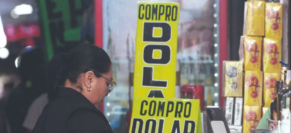 Dólar cierra la semana con una fuerte bajada y se cotiza por debajo de los Bs 12