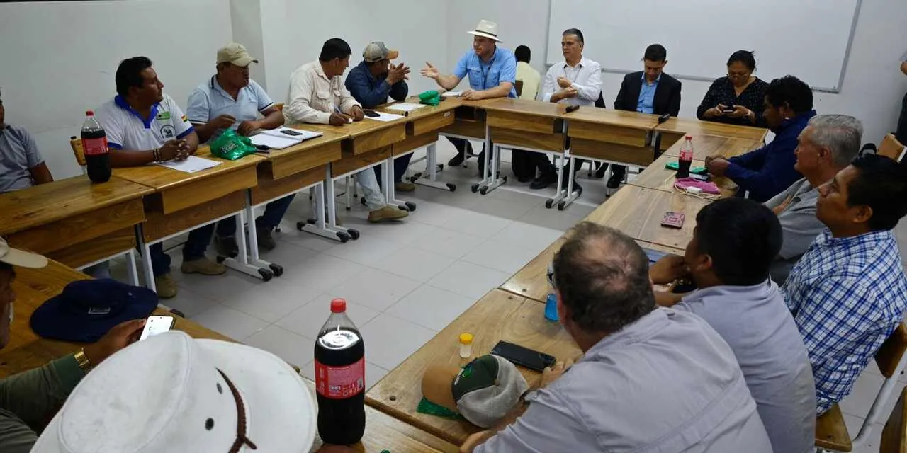 Justiniano llega a Cuatro Cañadas con técnicos de YPFB para explicar DS 5698 y revisar provisión de combustible